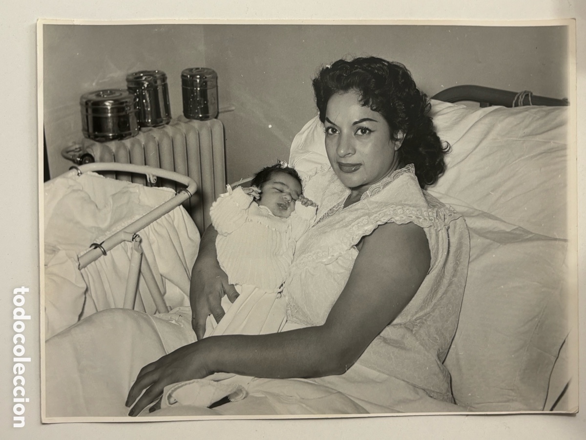 Cine: Foto original de Lola Flores en el hospital nacimiento de Lolita foto Basabe Madrid M
