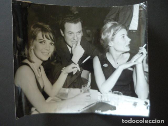 Cine: NATALIE WOOD ACTRIZ CON PRODUCTOR ALAN PAKULA ANTIGUA FOTOGRAFIA 19 X 24 CM