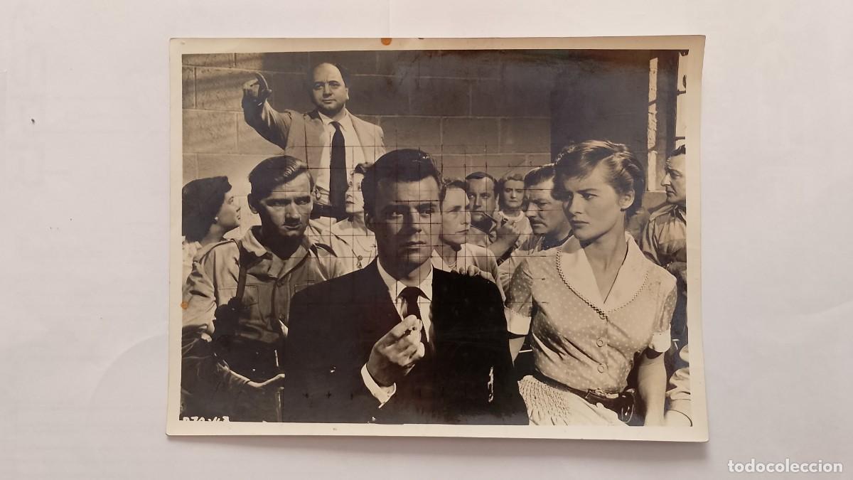 Cine: FOTO DE 18X24 INEDITA SIMBA LUCHA CONTRA EL MAU-MAU CON DICK BOGARDE, VIRGINIA MC KENA 1955