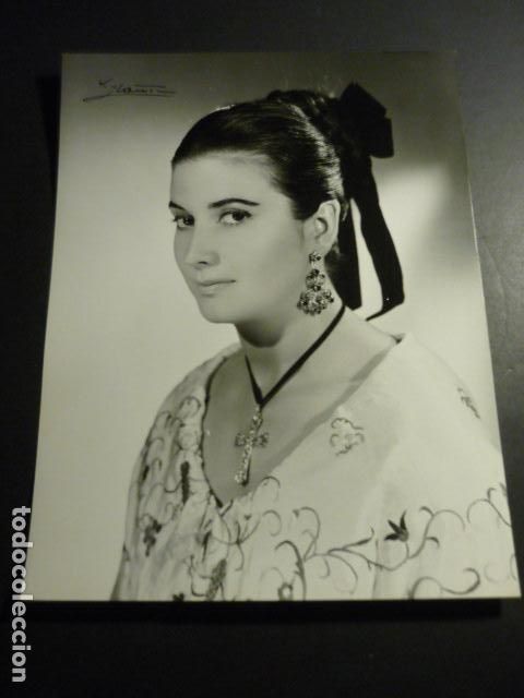Cine: CARMEN SEGARRA ACTRIZ CON TRAJE TIPICO ANTIGUA FOTOGRAFIA YBA&Ntilde;EZ FOTOGRAFO 18 X 24 CM
