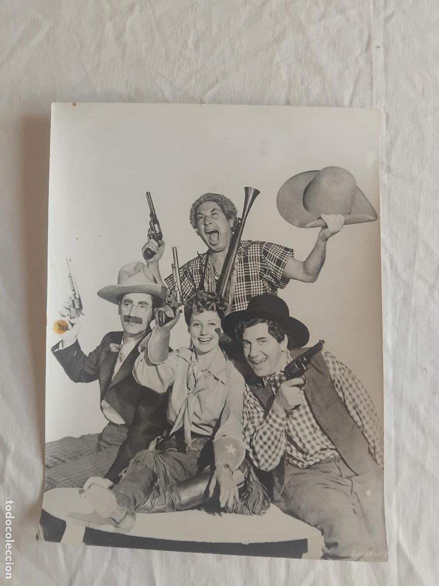 Cine: FOTOGRAFIA DE LOS HERMANOS MARX EN EL OESTE. 18 X 24 CM.