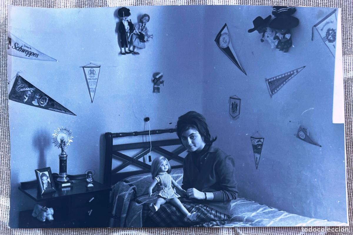 Cine: ANTIGUA FOTOGRAFIA DE VICKY (Maria Victoria), LA HERMANA DE MARISOL, PEPA FLORES, MIDE 18, X 11,7 CM