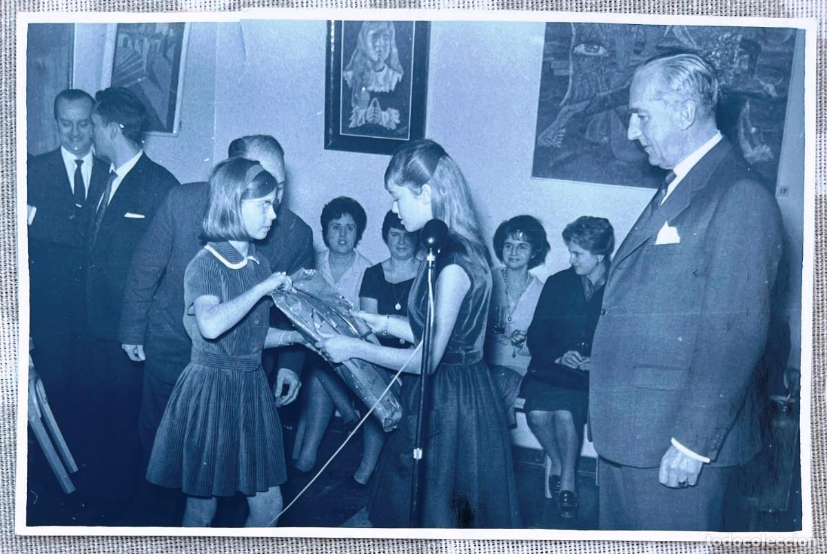 Cine: ANTIGUA FOTOGRAFIA DE MARISOL, PEPA FLORES, RECIBIENDO UN OBSEQUIO DE LA CASA DE MALAGA, 23-12-1961,