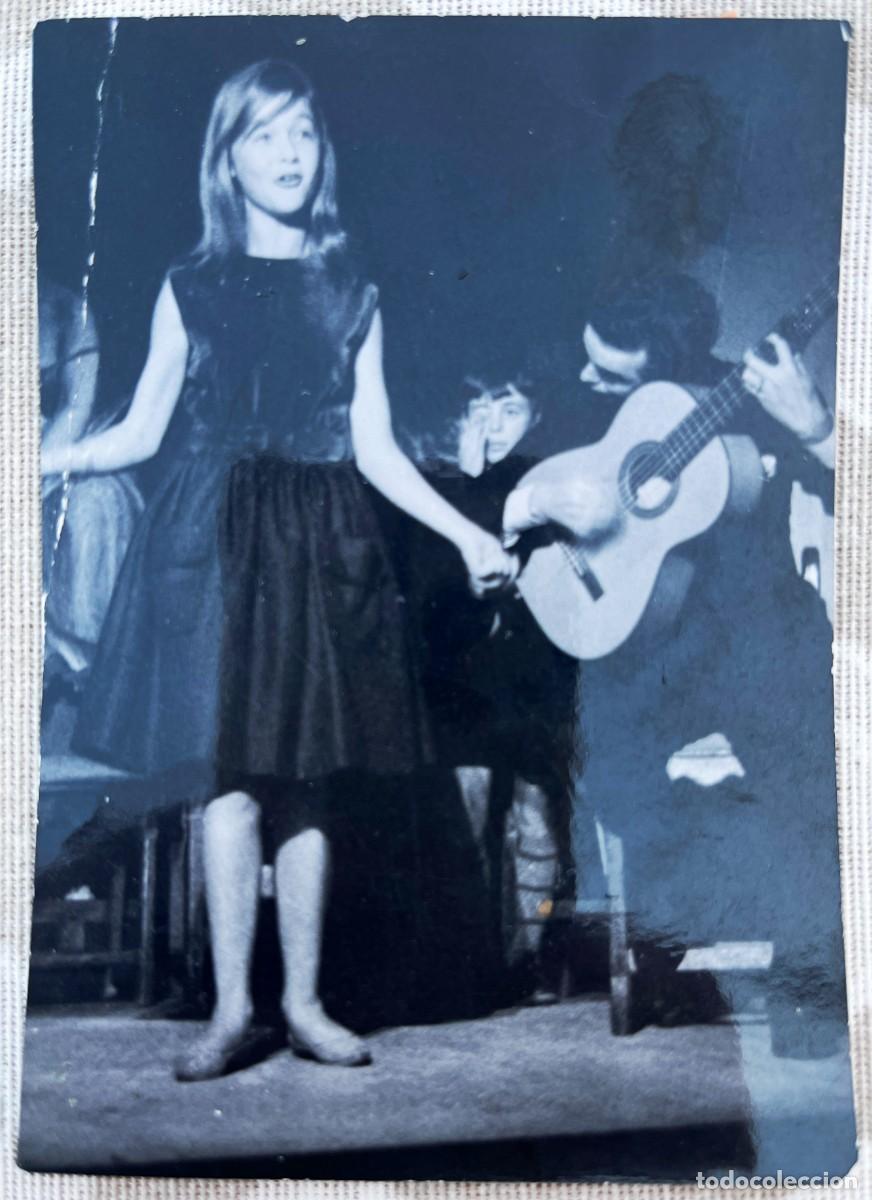 Cine: ANTIGUA FOTOGRAFIA DE MARISOL, PEPA FLORES, Y EL GUITARRISTA ALBERTO EN UNA ACTUACION, 30-10-1965,