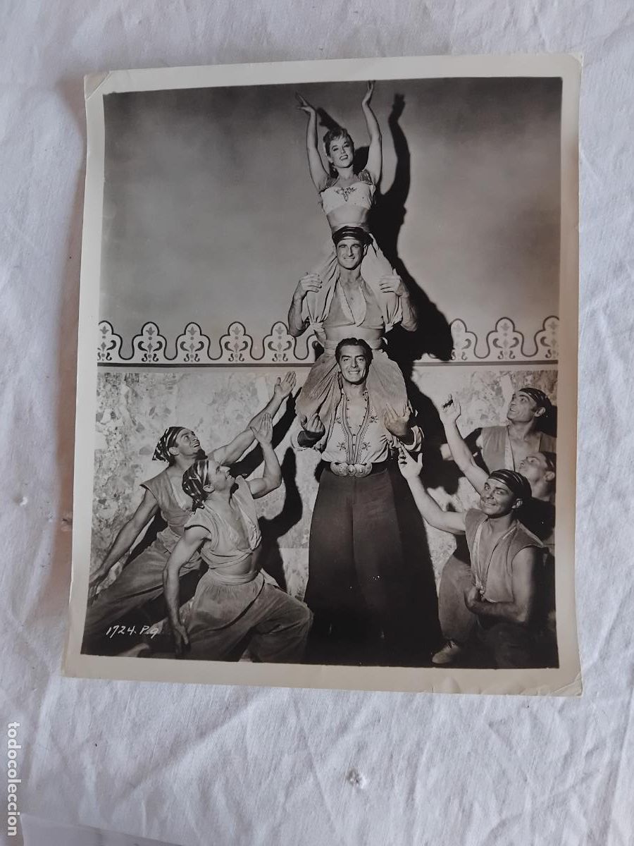 Cine: FOTOGRAFIA DE VICTOR MATURE Y LOS ACROBATAS RUSS SAUNDERS EN EL LADRON DE BAGDAD. 25X21 CM