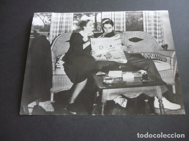 Cine: TYRONE POWER ACTOR CON SU MADRE ANTIGUA FOTOGRAFIA 18 X 24 CM