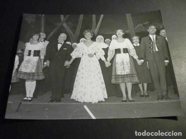 Cine: MADRID MUSICAL SONRISAS Y LAGRIMAS CAMILLE CARRION ELDER BARBER ALFREDO MAYO FOTOGRAFIA 18 X 24 CM