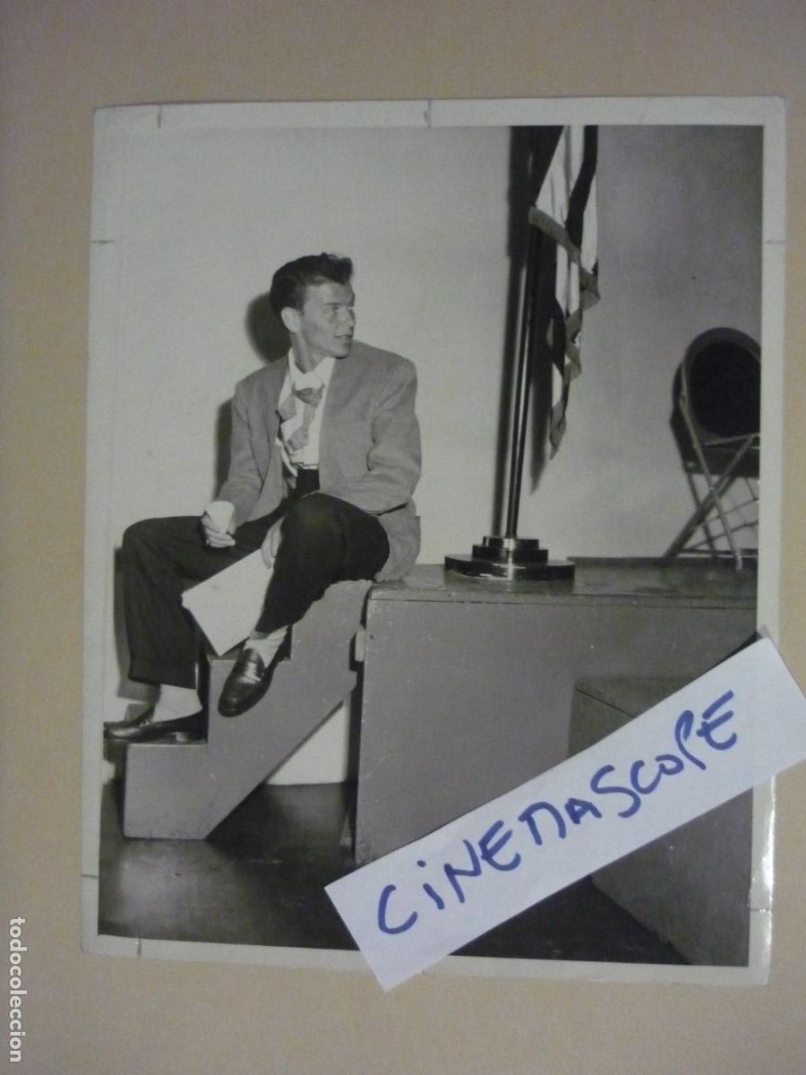 Cine: frank sinatra - foto original b/n - american cinema actor durante ensayo programa radio