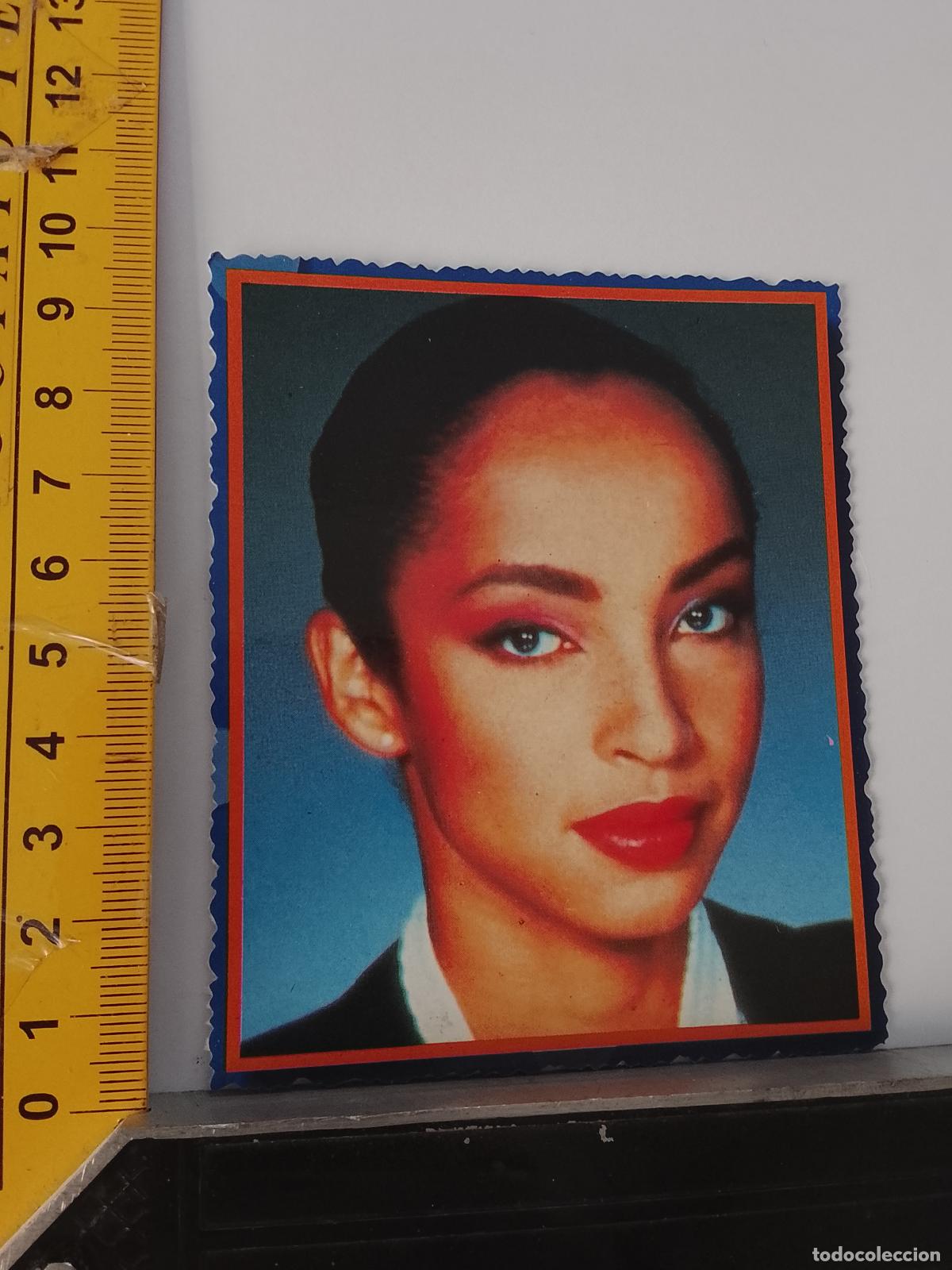 Cine: CARTON TROQUELADO TIPO CROMO - FOTO ARTISTA CANTANTE sade