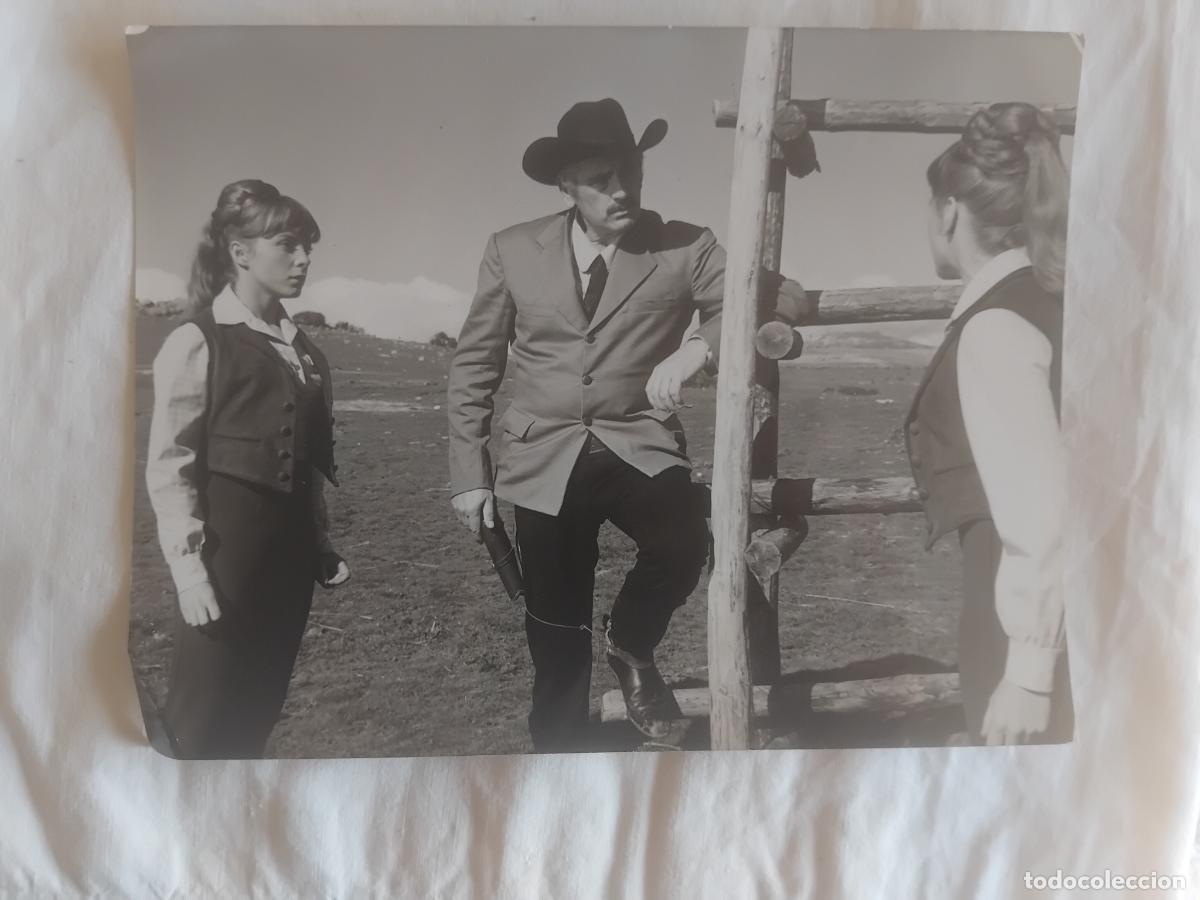 Cine: FOTO DE PILI Y MILI EN LA PELICULA DOS PISTOLAS GEMELAS.