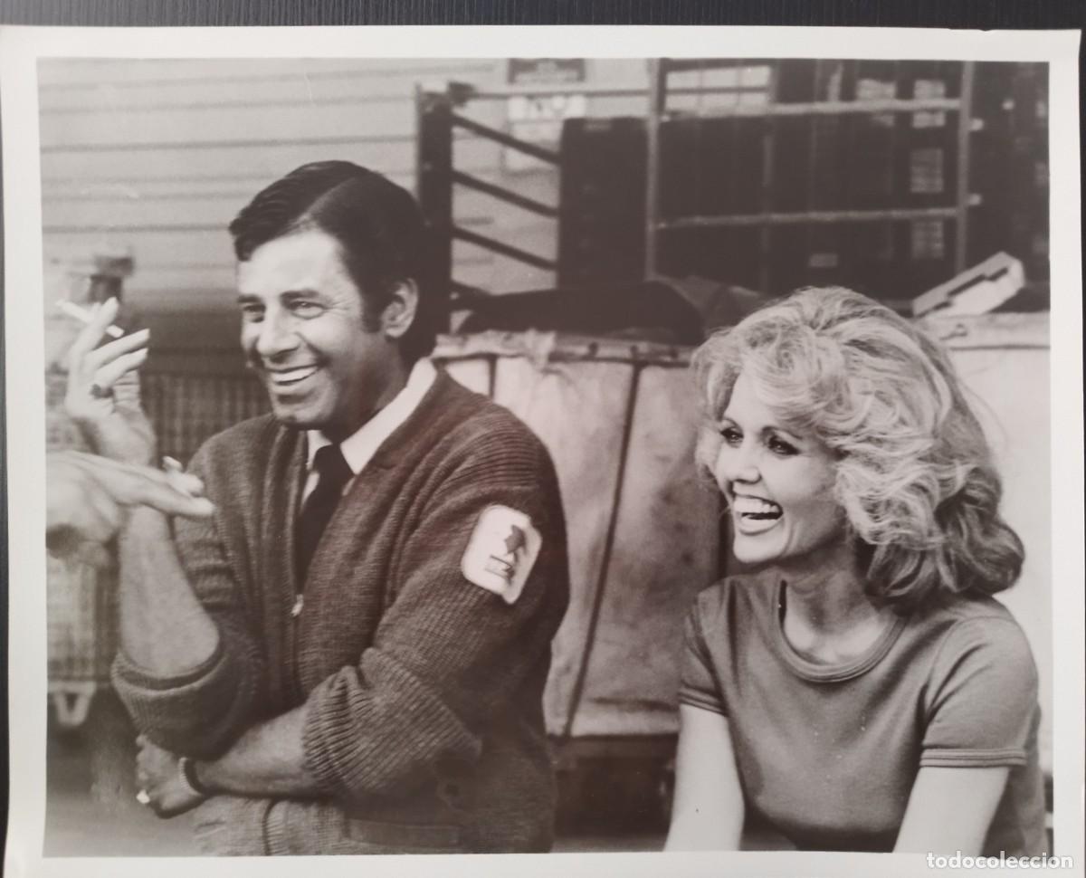 Cine: JERRY LEWIS Foto Prensa Original Rodaje (1979) &iexcl;Bombero al ataque! (Hardly Working) Con Deanna Lund