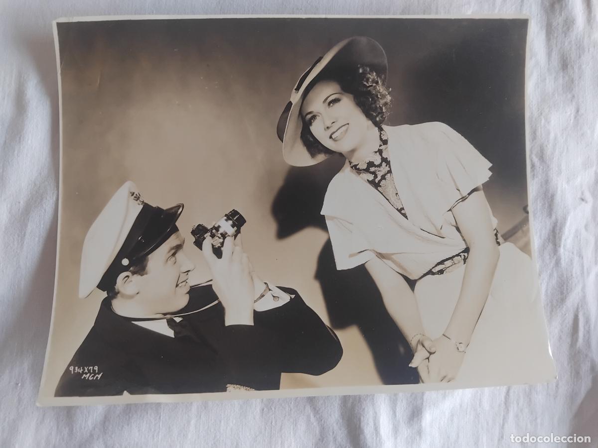 Cine: FOTO DE JAMES STEWARD FOTOGRAFIANDO A ELEANOR POWELL DURANTE EL DESCANSO DE UN RODAJE. 19 X 24 cm