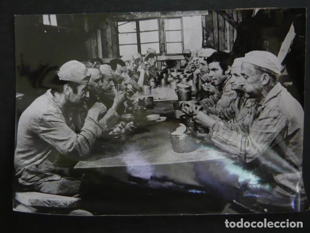 Cinema: EL HOMBRE PERSEGUIDO UNA ESCENA DE LA PELICULA ANTIGUA FOTOGRAFIA 18 X 12 CM