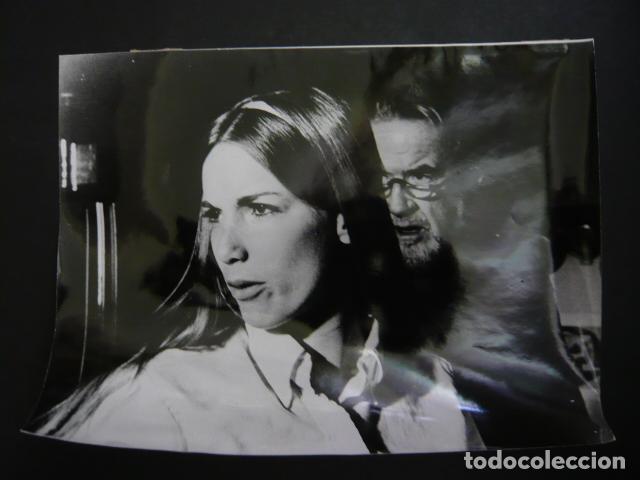 Cin&eacute;ma: LOS VISITANTES UNA ESCENA DE LA PELICULA ANTIGUA FOTOGRAFIA 18 X 24 CM
