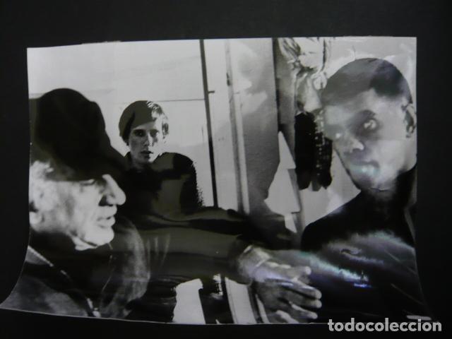 Cine: LOS VISITANTES UNA ESCENA DE LA PELICULA ANTIGUA FOTOGRAFIA 18 X 24 CM