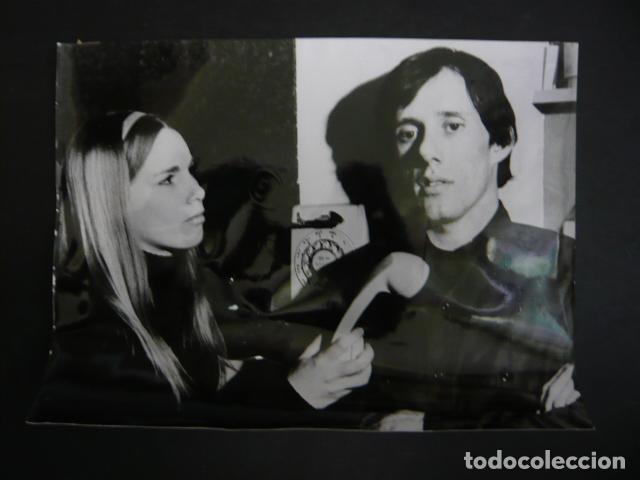Kino: LOS VISITANTES UNA ESCENA DE LA PELICULA ANTIGUA FOTOGRAFIA 18 X 24 CM