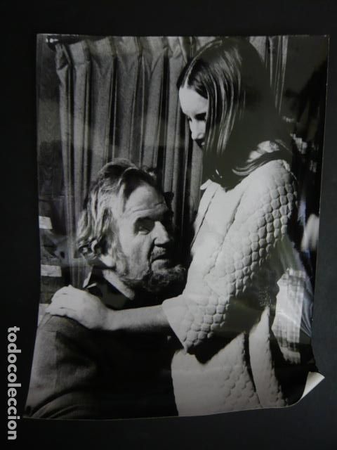 Kino: LOS VISITANTES UNA ESCENA DE LA PELICULA ANTIGUA FOTOGRAFIA 18 X 24 CM