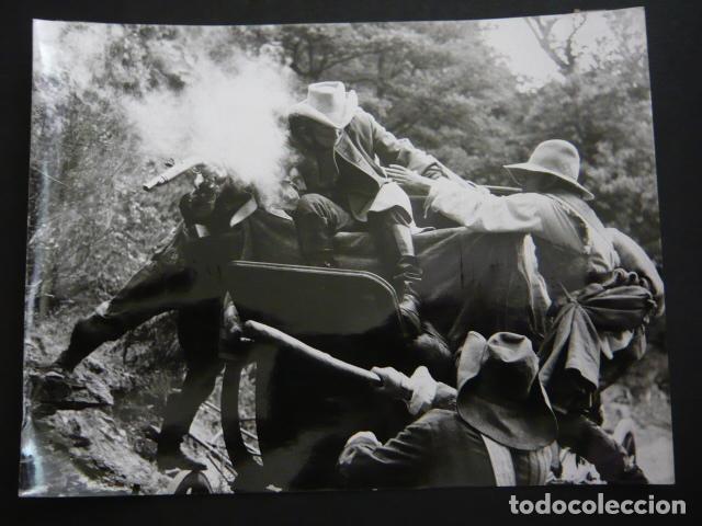 Cinema: LES CAMISARDS UNA ESCENA DE LA PELICULA ANTIGUA FOTOGRAFIA 18 X 24 CM