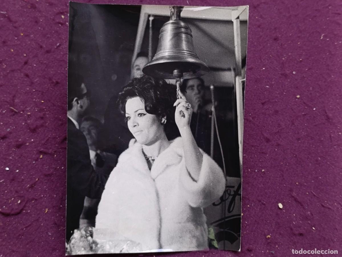 Cine: Sara Montiel, antigua fotograf&iacute;a de archivo, dando &rdquo;pistoletazo&rdquo; de salida, Torremocha, sellos