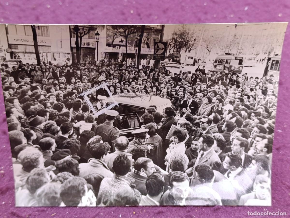 Kino: Sara Montiel, antigua fotograf&iacute;a de archivo, llegando a hotel provocando tumulto, 1962