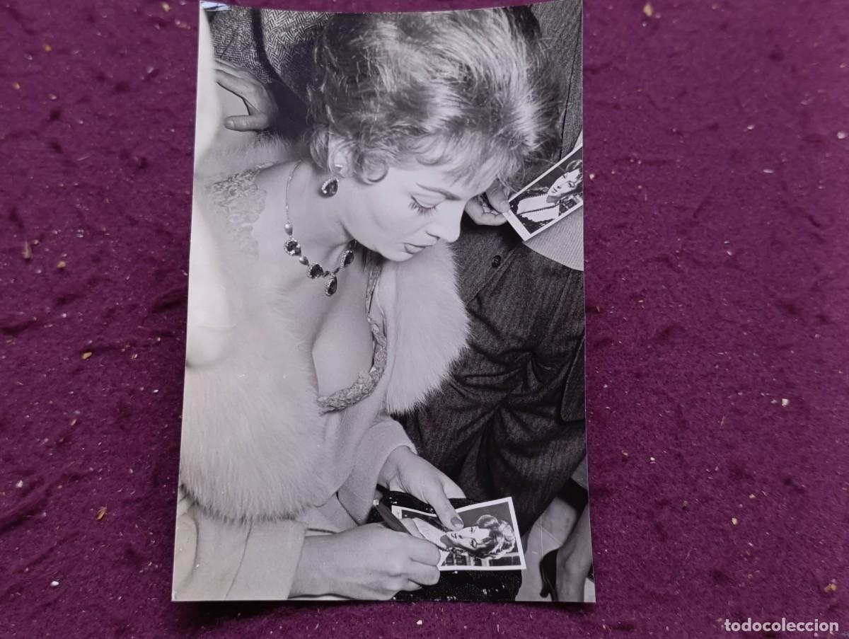 Cin&eacute;ma: Sara Montiel, antigua fotograf&iacute;a de archivo, firmando aut&oacute;grafos en Lisboa, sello al dorso