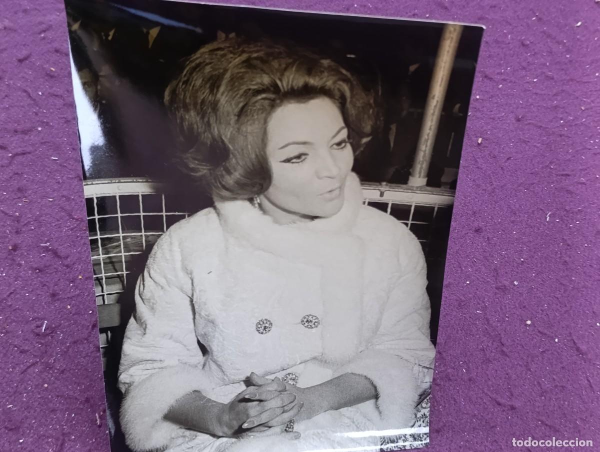 Cin&eacute;ma: Sara Montiel, antigua fotograf&iacute;a de archivo, en acto p&uacute;blico, Fot. Alfredo, sello al dorso