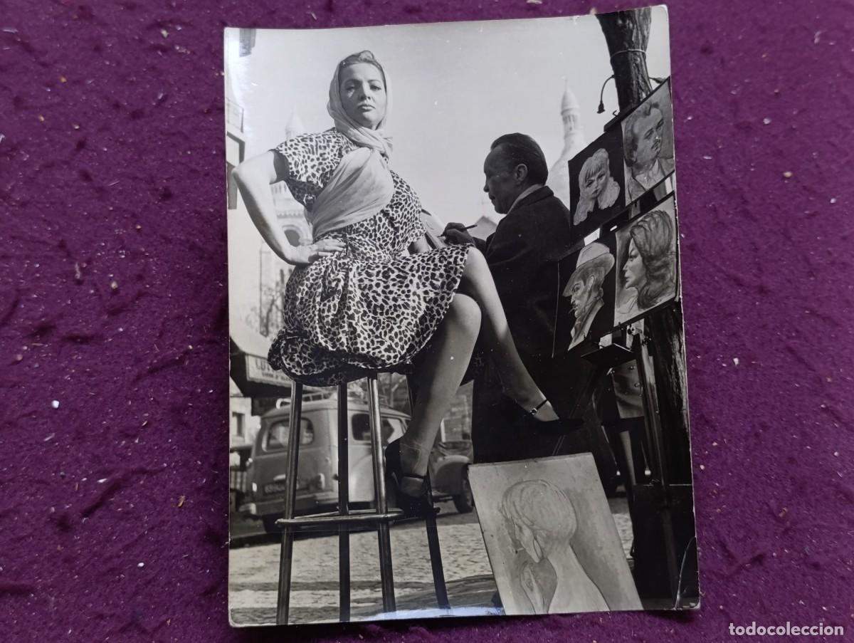 Cinema: Sara Montiel, antigua fotograf&iacute;a de archivo, posando para pintor callejero, Par&iacute;s, sello censura
