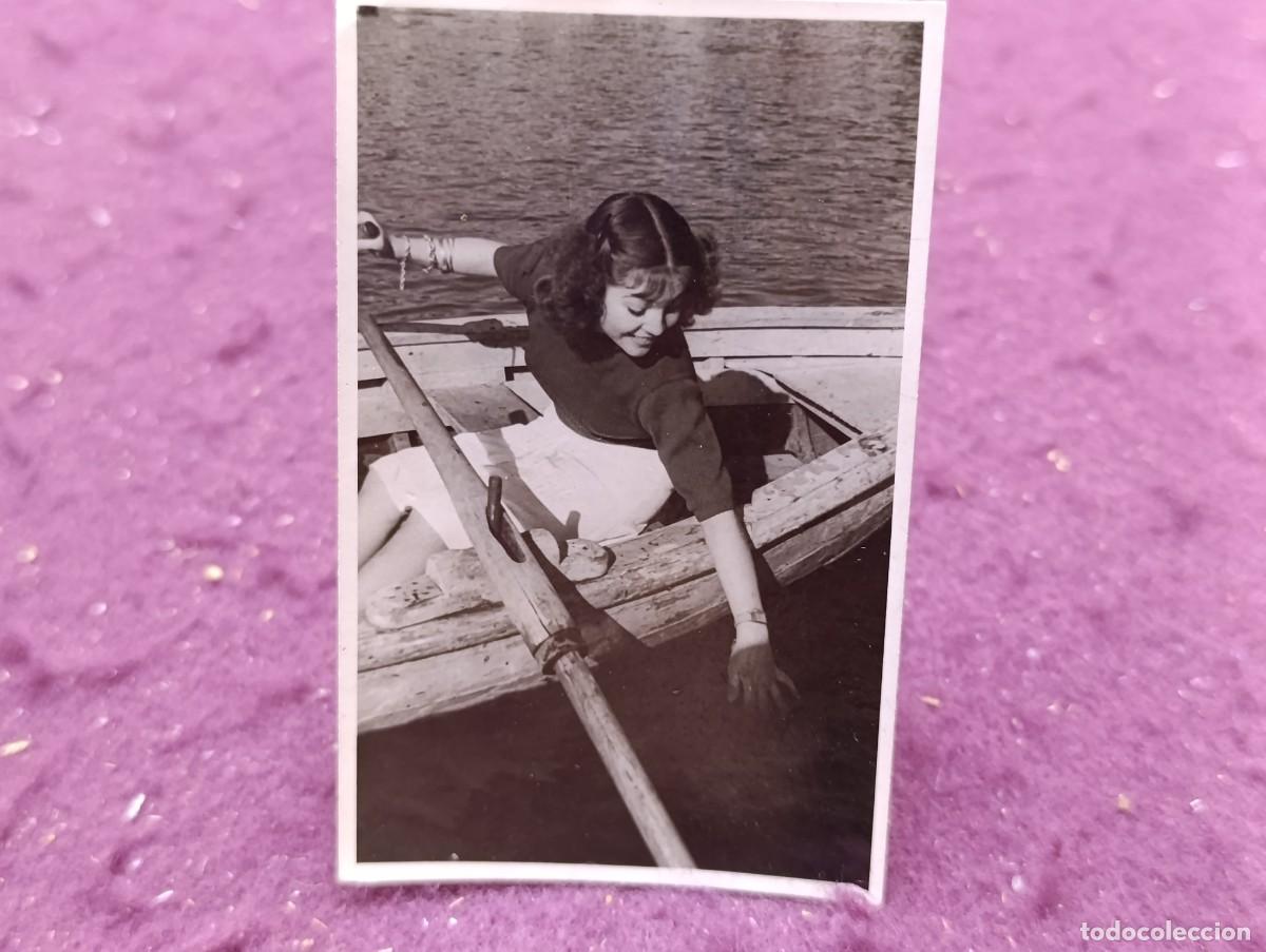 Cinema: Sara Montiel, antigua fotograf&iacute;a de archivo, posado en barca, Archivo Santos Yubero / Prensa Gr&aacute;fica