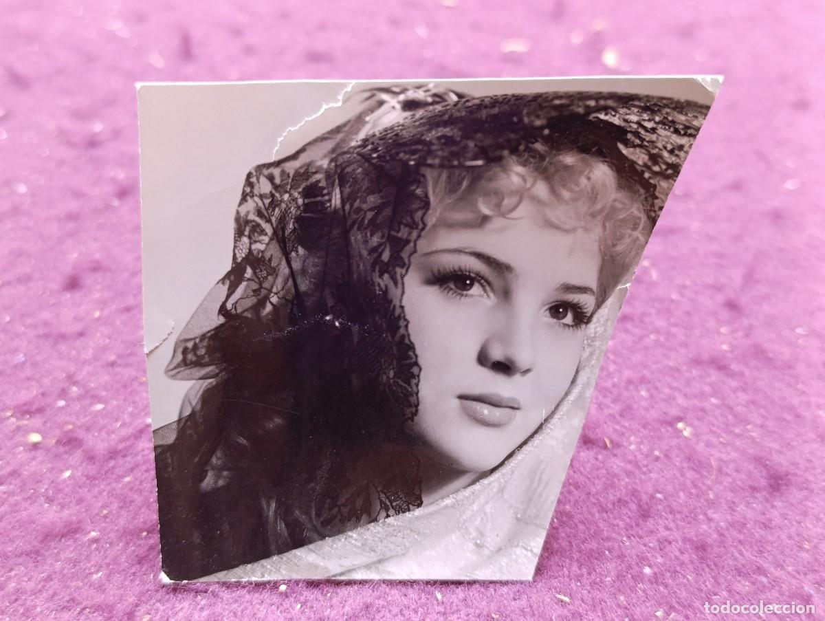 Cin&eacute;ma: Sara Montiel, antigua fotograf&iacute;a de archivo, posando con mantilla de encaje, sellos al dorso