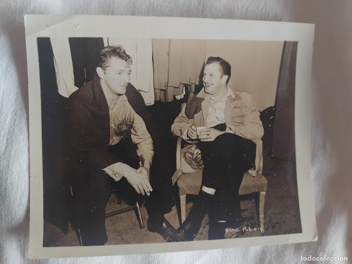 Cine: FOTOGRAFIA DE ROBERT MITCHUM Y VICENT PRICE PARA LA REVISTA IMAGENES. 13 X 10,50 CM.