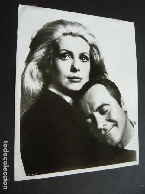 Cine: CATHERINE DENEUVE ACTRIZ CON JACK LEMON ACTOR ANTIGUA FOTOGRAFIA ORIGINAL 20,5 X 25 CM