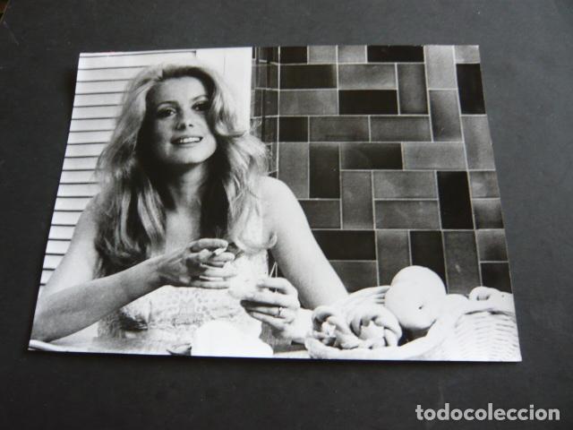 Cine: CATHERINE DENEUVE ACTRIZ ANTIGUA FOTOGRAFIA ORIGINAL 18 X 24 CM