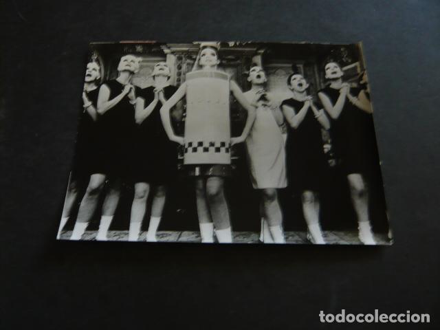 Cine: ESCENA DE LA PELICULA QUIEN ERES TU POLLY MAGGOO ACTOR ANTIGUA FOTOGRAFIA ORIGINAL 12 X 16 CM