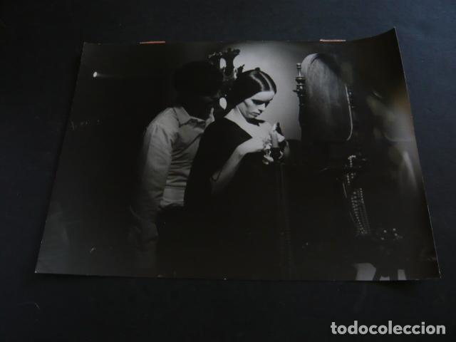 Kino: GERALDINE CHAPLIN ACTRIZ CON PETER OSCARSSON ANTIGUA FOTOGRAFIA ORIGINAL 18 X 24 CM