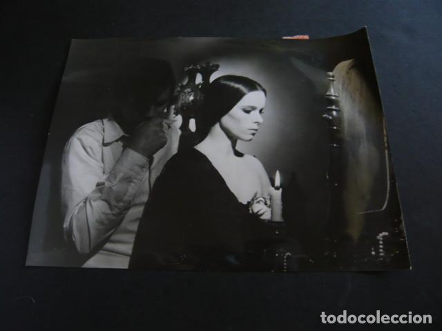 Cinema: GERALDINE CHAPLIN ACTRIZ CON PETER OSCARSSON ANTIGUA FOTOGRAFIA ORIGINAL 18 X 24 CM