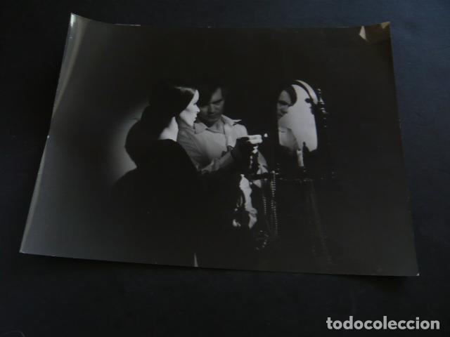 Cine: GERALDINE CHAPLIN ACTRIZ CON PETER OSCARSSON ANTIGUA FOTOGRAFIA ORIGINAL 18 X 24 CM