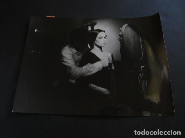Kino: GERALDINE CHAPLIN ACTRIZ CON PETER OSCARSSON ANTIGUA FOTOGRAFIA ORIGINAL 18 X 24 CM