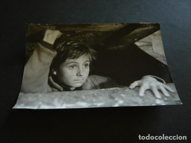 Cine: CERTIFICADO DE NACIMIENTI ESCENA DE LA PELICULA ANTIGUA FOTOGRAFIA ORIGINAL 18 X 12 CM