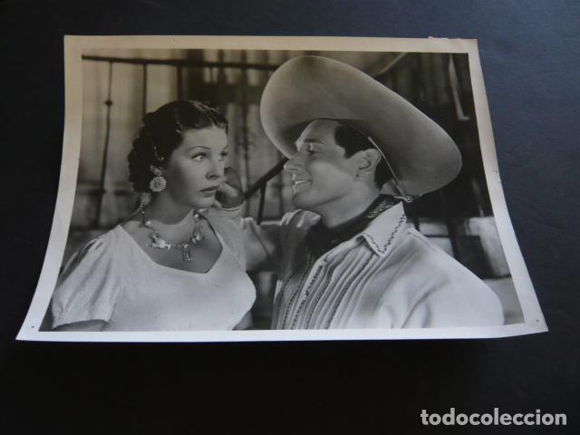 Cine: FIESTA EN EL TROPICO ESCENA DE LA PELICULA ANTIGUA FOTOGRAFIA ORIGINAL 18 X 24 CM