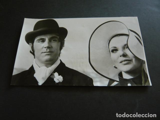 Cine: ANTHONY NEWLY Y JOAN COLLINS ACTORES ESCENA DE LA PELICULA ANTIGUA FOTOGRAFIA ORIGINAL 12 X 23 CM