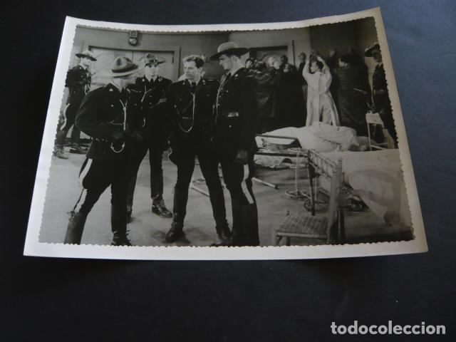 Cine: EL REY DE LA POLICIA MONTADA ESCENA DE LA PELICULA ANTIGUA FOTOGRAFIA ORIGINAL 18 X 24 CM