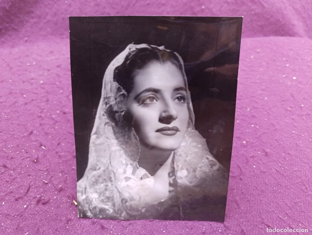Kino: Antigua Fotograf&iacute;a de Archivo, Artista Juanita Reina, con notas y sello al dorso