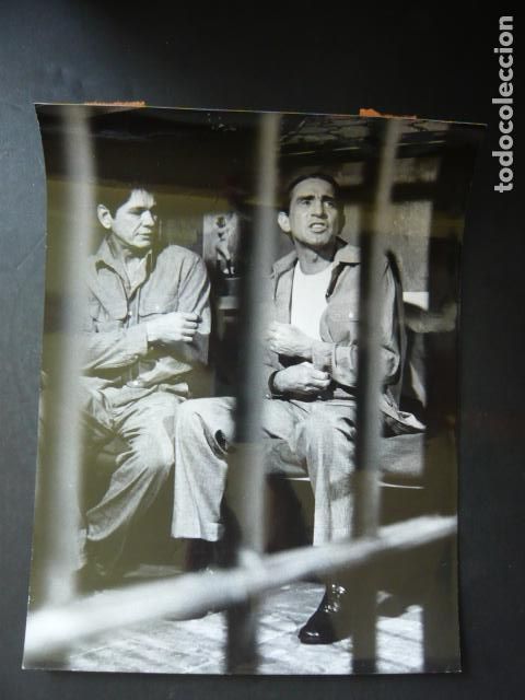 Cine: CHARLES BRONSON Y RALTER CHIAR ACTORES ANTIGUA FOTOGRAFIA ORIGINAL 18 X 24 CM