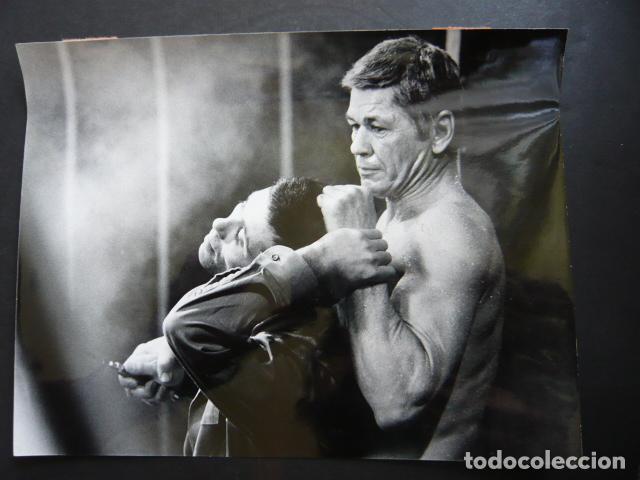 Cin&eacute;ma: CHARLES BRONSON Y RALTER CHIAR ACTORES ANTIGUA FOTOGRAFIA ORIGINAL 18 X 24 CM