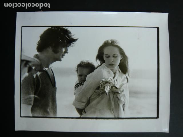 Kino: DOMINIQUE SANDA Y ALAN BATES ACTORES ANTIGUA FOTOGRAFIA ORIGINAL 18 X 24 CM