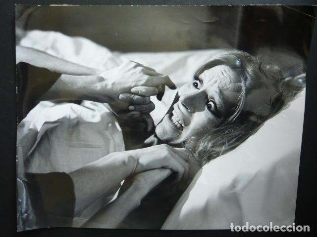 Cine: ESCENA PELICULA LA REBELION DE LAS MUERTAS ANTIGUA FOTOGRAFIA ORIGINAL 18 X 24 CM