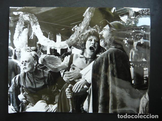 Cine: CHARO SORIANO ACTRIZ FLOR DE SANTIDAD ESCENA DE LA PELICULA ANTIGUA FOTOGRAFIA ORIGINAL 18 X 24 CM