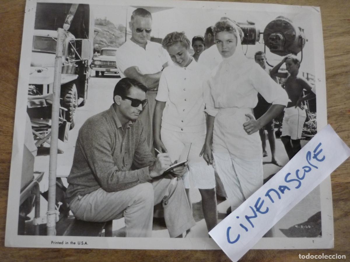 Cine: gregory peck - foto original b/n - descanso rodaje firmando autografos