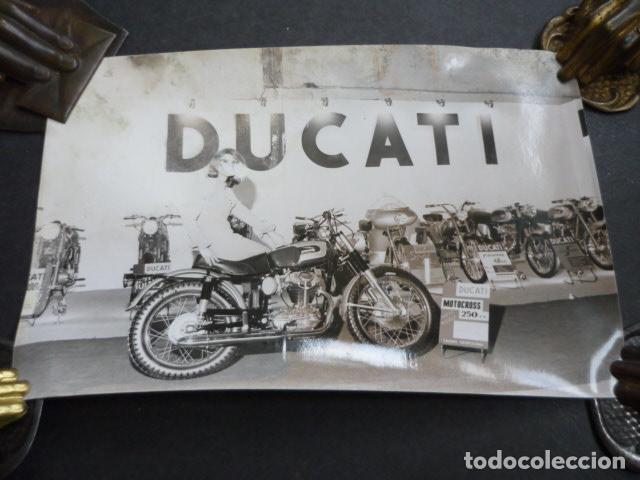 Cine: BARCELONA XXXV FERIA DE MUESTRAS STAND MOTOCICLETAS DUCATI ANTIGUA FOTOGRAFIA 12 X 18 CM