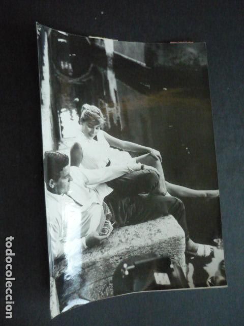 Cinema: VIAJE A ROMA ROMANCE INCLUIDO ESCENA DE LA PELICULA ANTIGUA FOTOGRAFIA ORIGINAL 12 X 18 CM